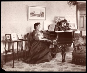 Madam Frances Saville Evde, 1895 (gümüş jelatin baskı)