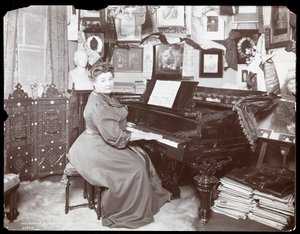 Madame Schumann Heink bir piyanoda oturuyor, 1906 (gümüş jelatin baskı)