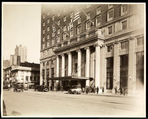 Hotel Pennsylvania'nın ana girişi, 7th Avenue ve 32nd Street, New York, 1919 (gümüş jelatin baskı) by Byron Company