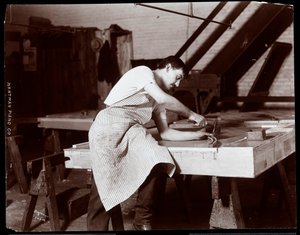 Hardman, Peck und Co. piyano fabrikasında çalışan adam, New York, 1907 (gümüş jelatin baskı)
