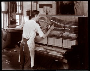 Hardman, Peck und Co. piyano fabrikasında çalışan adam, New York, 1907 (gümüş jelatin baskı)