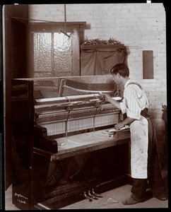 Hardman, Peck und Co. piyano fabrikasında çalışan adam, New York, 1907 (gümüş jelatin baskı)