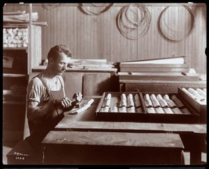 Hardman, Peck und Co. piyano fabrikasında çalışan adam, New York, 1907 (gümüş jelatin baskı)