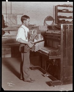 Hardman, Peck und Co. piyano fabrikasında çalışan adam, New York, 1907 (gümüş jelatin baskı)