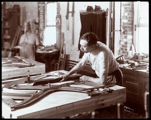 Hardman, Peck und Co. piyano fabrikasında çalışan adam, New York, 1907 (gümüş jelatin baskı)