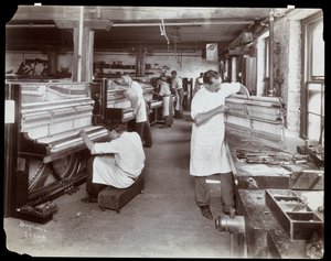 Hardman, Peck und Co. piyano fabrikasında çalışan erkekler, New York, 1907 (gümüş jelatin baskı)
