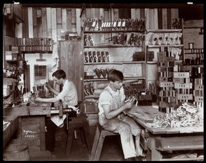 Hardman, Peck und Co. piyano fabrikasında çalışan erkekler, New York, 1907 (gümüş jelatin baskı)