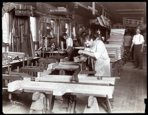 Hardman, Peck und Co. piyano fabrikasında çalışan erkekler, New York, 1907 (gümüş jelatin baskı) by Byron Company