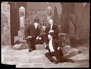 Oscar Hammerstein ve diğer ikisi Manhattan Opera Binası