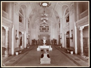 ಹೋಟೆಲ್ ಮ್ಯಾಕ್‌ಅಲ್ಪಿನ್‌ನಲ್ಲಿರುವ ಲಾಬಿ, 1913 (ಸಿಲ್ವರ್ ಜೆಲಾಟಿನ್ ಪ್ರಿಂಟ್) ಟರ್ಕ್ by Byron Company