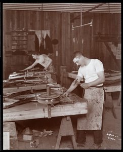 Harrington Piano Co. fabrikasında çalışan iki adam, 1907 (gümüş jelatin baskı)
