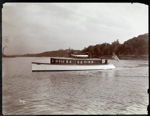 New York Yatının Delicia yatının görünümü, Morris Heights yakınlarındaki Hudson Nehri üzerinde Launch und Engine Co., New York, 1903 (gümüş jelatin baskı) by Byron Company