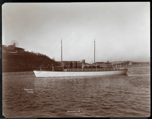 New York Yatının Mousquetaire yatının görünümü, Harlem Nehri üzerindeki Launch und Engine Co., New York, 1905 (gümüş jelatin baskı) by Byron Company
