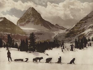 Assiniboine Dağı (renkli fotoğraf) by Byron Hill Harmon