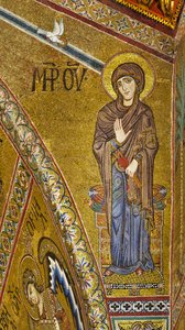 Apsis: Announciate Virgin, apsisin kulak zarında altın bir arka plana sahip Bizans mozaiği (mozaik) by Byzantine