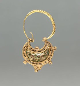Hilal Şekilli Küpe by Byzantine