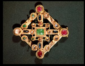 Yunan haçı şeklinde broş (altın ve değerli taşlar) by Byzantine School