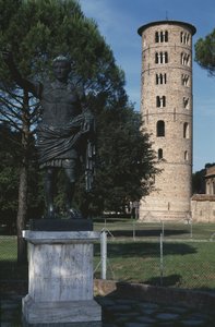Çan kulesinin görünümü by Byzantine School