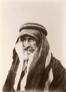 Şeyh Halil Senaah'ın (duvar arka planına karşı) Kerak'taki portresi, c.1895-99