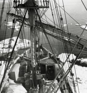 Schooner Stella Polare ilk buzla buluşuyor by J.B. and Brown J. Rowbotham