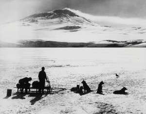 Güney Kutbu keşif gezisi Robert Falcon Scott (1868-1912), kaşifler Ross adasındaki Erebus yanardağından önce, 15 Ocak by J.B. and Brown J. Rowbotham