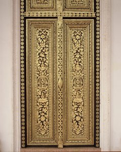 Dekoratif kapı (yaldızlı ahşap)