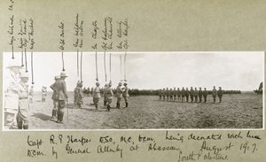 General Allenby, Abassan, Güney Filistin'deki bir törende Kaptan Harper'ı DCM ile süslerken, Ağustos 1917 by Capt. Arthur Rhodes