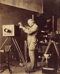 [Bir Kolodyon plakası hazırlayan otoportre] by Capt. Horatio Ross