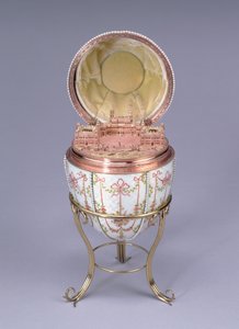 Gatchina Saray Yumurtası, Mikhail Perkhin (fl.1884-1903) 1901 (altın, en plein emaye ve tohum incileri) tarafından yapılmıştır