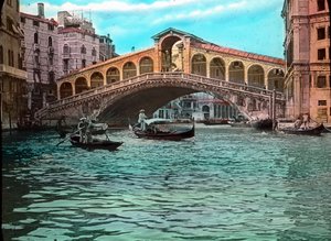 İtalya, Venedik, Rialto Köprüsü ve Büyük Kanal, görüntü tarihi: 1910 civarı. Carl Simon Arşivi by Carl Simon