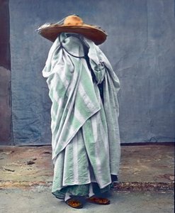 Fas, Moor tamamen örtülü, resim tarihi: 1910 civarı. Carl Simon Arşivi by Carl Simon