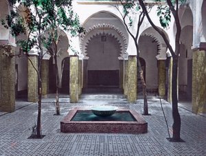 Kuzey Fas, Tanca, bir elçiliğin avlusu, görüntü tarihi: 1910 civarı. Carl Simon Arşivi by Carl Simon