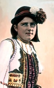 Romanya, geleneksel kıyafetli bir kız portresi, resim tarihi: 1920 civarı. Carl Simon Arşivi by Carl Simon