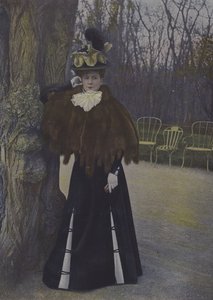 Paris parkındaki kadın (renkli fotoğraf)