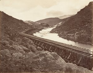 Eureka Quartz Mill ve Flume, Nevada, 1875, basılmış yakl. 1876. by Carleton Emmons Watkins
