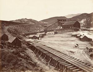 Eureka Quartz Mill ve Flume, Nevada, 1875, basılmış yakl. 1876. by Carleton Emmons Watkins