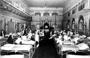 Savaş yaralıları ve Kızılhaç hemşireleri ile bir hastanede dekore edilmiş salon (s/b fotoğraf)