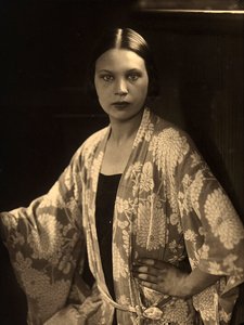 Bir kimono sabahlık giyen Wanda Wulz