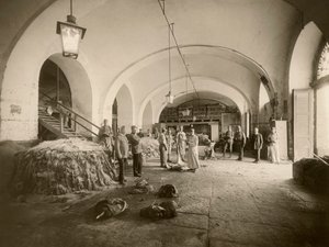 Büyük Savaş sırasında askeri deri deposunun içi (s/b fotoğraf)
