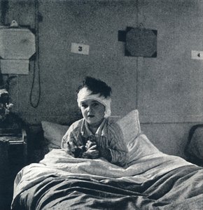 Hafifçe nefes alan, her uzvunda yaşamını hisseden küçük bir çocuk, ne bilmeli? by Cecil Beaton