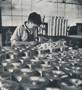Pistonların sertliğini mikroskopla test eden çırak, 1941 by Cecil Beaton