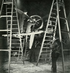 Uçuş Mekaniği, Ayrıca bir W.A.A.F. Ticaret, c1943.