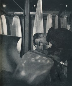 Pistole bıçaklarının ölçülmesi, 1941 by Cecil Beaton
