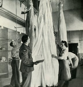 Paraşüt Paketleyiciler, c1943. by Cecil Beaton