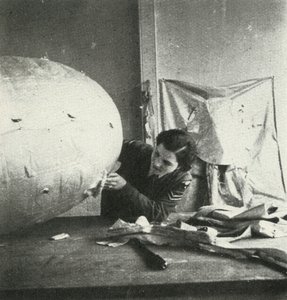 Baraj Balonlarının Tamiri, c1943.