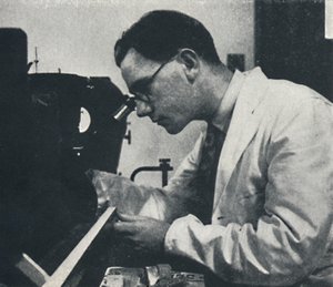 Bir alüminyum alaşımının yapısını mikroskopla test eden araştırma görevlisi, 1941