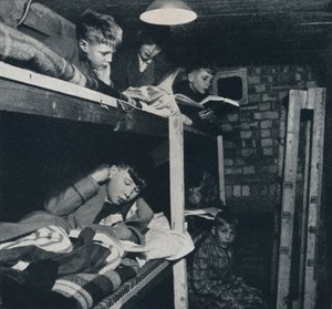 Öğrenci yurdu, 1941 by Cecil Beaton