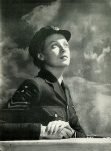 Savaşı izlemek, c1943. by Cecil Beaton