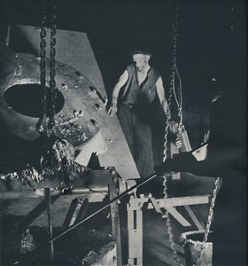 Bir uçak fabrikasında alaşım hazırlama işçisi, 1941 by Cecil Beaton