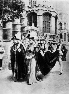 Kral George V ve Kraliçe Mary, Jartiyer Şövalyelerinin cübbelerinde, Windsor, 1937. by Central Press